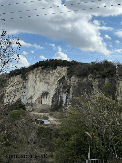 近くの山の石切場